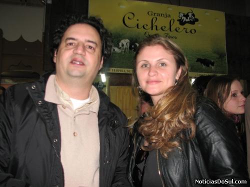 Dois frequentadores que fgazem questão de elogiar o festiqueijo e lembrar que festivaias como este merecem a participação pelo acolhimento que a cidade oferece (Foto: Romildo)