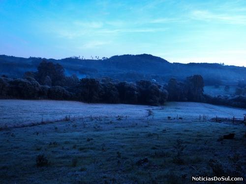 Campos cobertos de gelo (Foto: Expressão Regional)