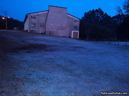 Gramados ficaram totalmente cobertos pela geada (Foto: Expressão Regional)