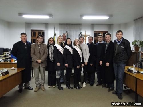 Vereadores posam com as soberanas (Foto: Cathierine Hoffmann)