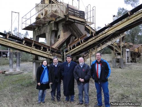 – Vereadores e lideranças políticas posam em frente ao britador, abandonado desde 2008 (Foto: Keitersani Hoffmann)
