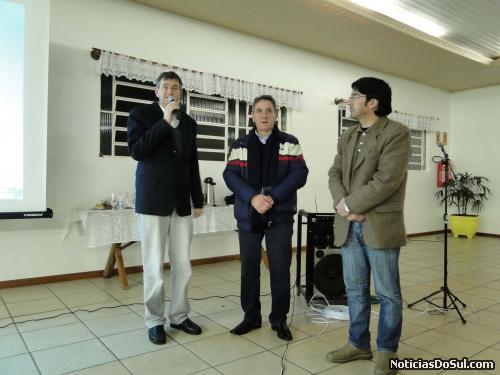 Vereador Élio Steffens (esq.) trouxe a palestra para Salvador do Sul com apoio da Câmara Municipal (Foto: Cathierine Hoffmann)