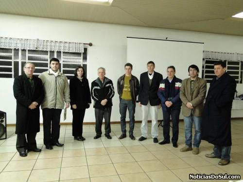 Autoridades do município estiveram presentes (Foto: Cathierine Hoffmann)