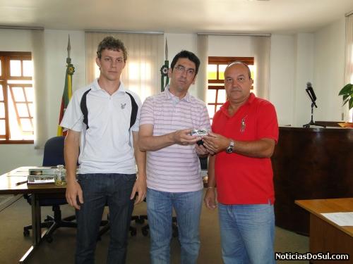 Câmera digital foi doada para Delegacia (Foto: Assessoria Câmara)