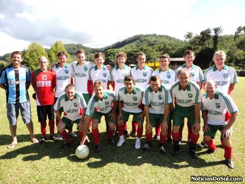 Equipe do Campestre Baixo que foi vice campeão na categoria Veteranos, da 6ª Taça Emancipação de São Pedro da Serra (Foto: Divulgação)