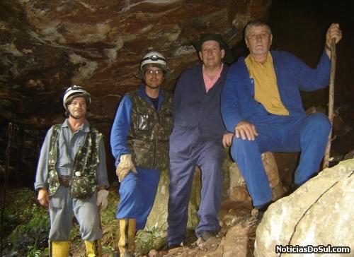 Equipe de veterinários e técnicos vistoriou a região (Foto: Divulgação)