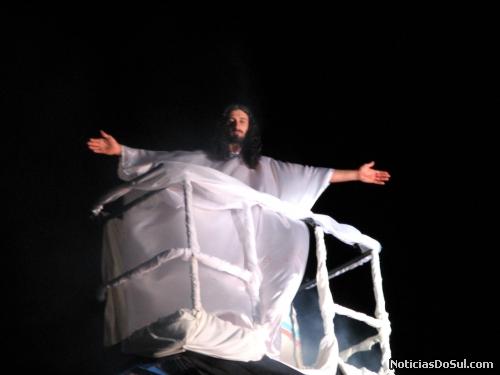 Mas Jesus Cristo que morreu por nós não ficou entre os mortos; pois ressuscityou ao terceiro dia, para nos indicar que a alegria celeste está a nossa espera,se formos fiéis (Foto: romildo)