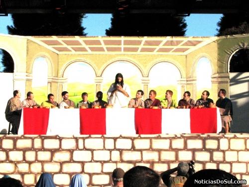 Jesus faz a última refeição com seus discípulos, a páscoa, e depois diz Este é o meu corpo a pegar o pão e Este é o meu vinho, a pegar o cálice com vinho. (Foto: romildo)