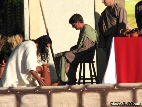 Jesus dá exemplo de humildade ao lavar os pés dos discípulos, dizendo, fazei vós o mesmo, pois que se humilha será exaltado (Foto: romildo)