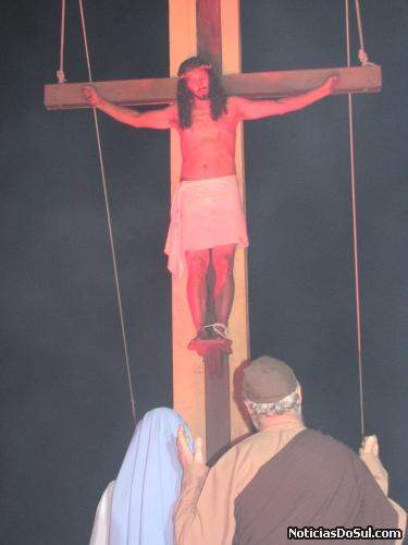 Cristo pregado na cruz nos concede sua mãe como nossa mãe, mostrando seu total despreendimento em nosso favor (Foto: romildo)