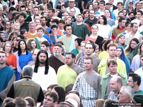 Multidão acompanha esus em sua caminhada, pois confia nele e sabe que só ele tem palavras de vida eterna. (Foto: romildo)