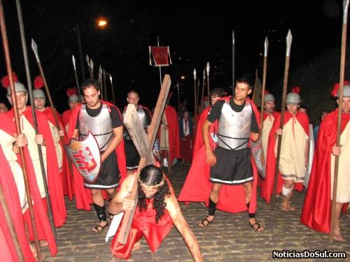 Jesus caai sob o peso da cruz, que simboliza todos os nossos pecados, que desejou carregar para obetr o perdão para nós. (Foto: romildo)