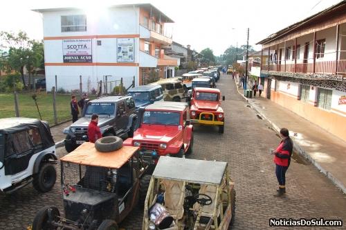 A presença dos jipeiros, para participar da 1ª Trilha da Colônia, foi o ponto alto no sábado, os quais puderam se divertir na trilha (Foto: Bernardino)