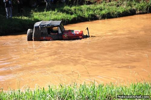 Muita água e lama, além de atoladores e outros impecilhos estavam na trilha percorrida por Jipes, gaiolas e Pick-uup (Foto: Bernardino)