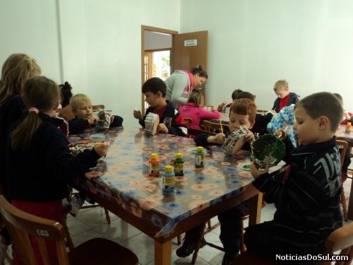 Aulas de artesanato na EMEF Imaculado (Foto: Cathierine Hoffmann)