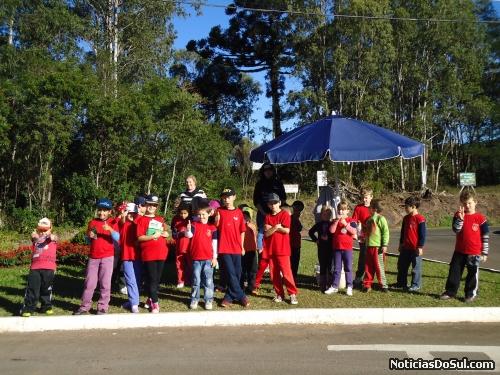 Alunos entregam folder e ímã explicativo sobre a coleta seletiva (Foto: Cathierine Hoffmann)