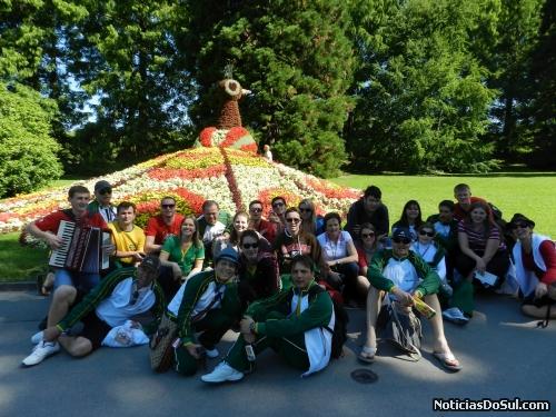 Grupo aproveita para fazer turismo no velho continente (Foto: Divulgação)