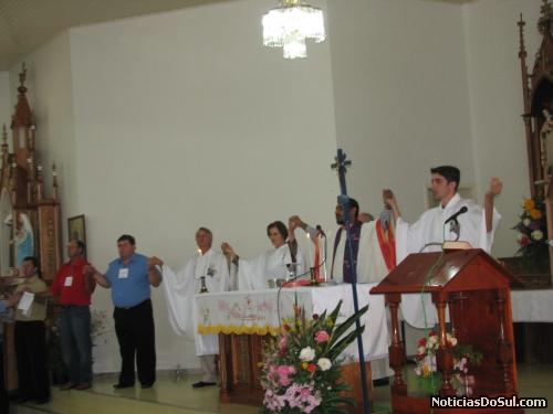 O Padre Roberto Ferreira de mãos dadas o Pai Nossoeza com os demais o Pai (Foto: Romildo)