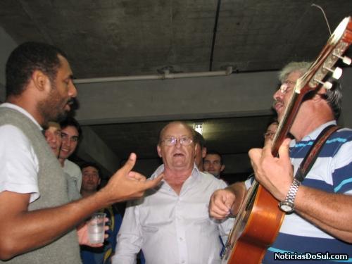  A alegria de se encontrar é maior ainda quando todos cantam juntos animados se distinção (Foto: Romildo)