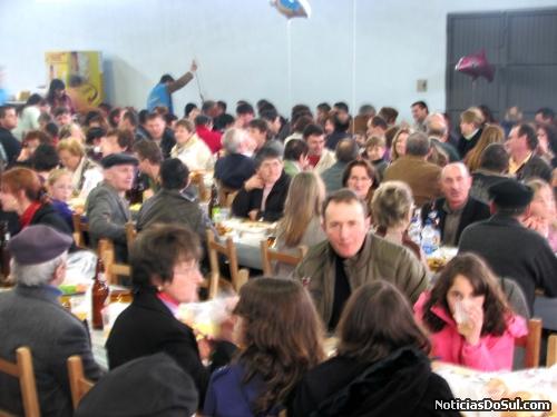 Mais de 1100 pessoas participaram do almoço festivo apesar das condições adversas do tempo, que assutou a muitos e ainda por ser dias dos pais (Foto: Romildo)