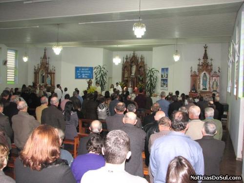 A celebração eucarística contou com a participação de toda a comunidade, pois é a melhor forma de agradecer pelos benefícios e para pédir proteção contra os males. (Foto: Romildo)